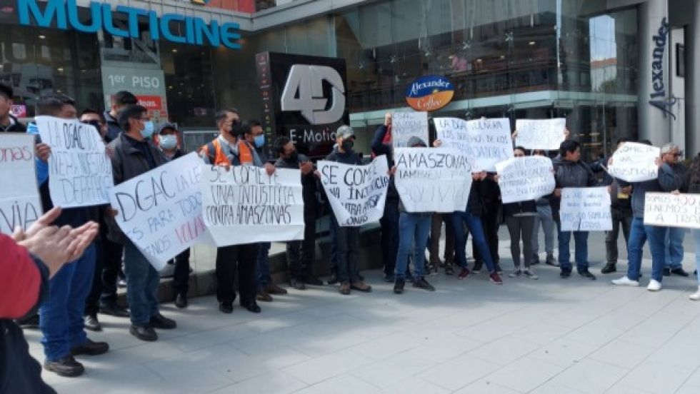 Trabajadores de Amaszonas y pasajeros protestan tras la suspensión de 4 aviones de la empresa
