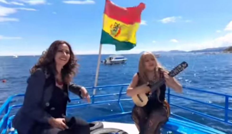 Emotiva interpretación de "Viva mi Patria Bolivia" desde el Lago Titicaca (Video)