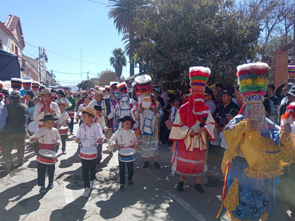 Chunchos bailan al son de los tambores y la quenilla