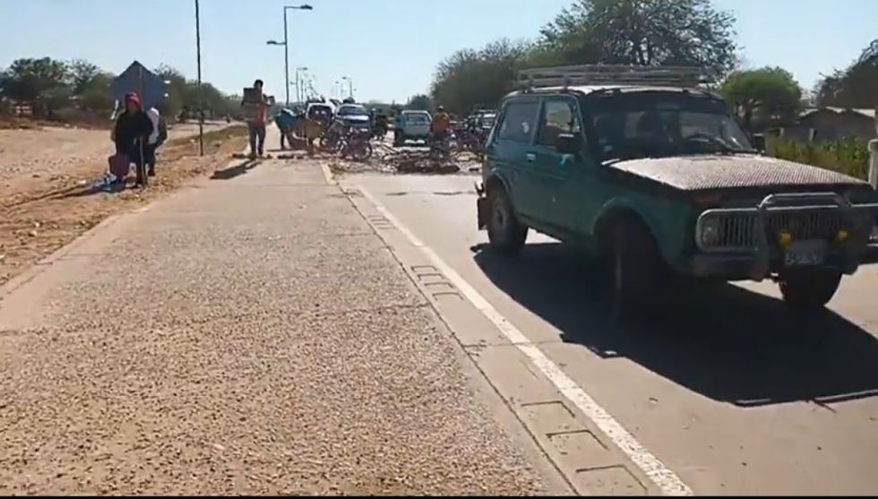 Weenhayeks bloquean la ruta 9 en Villa Montes de forma indefinida