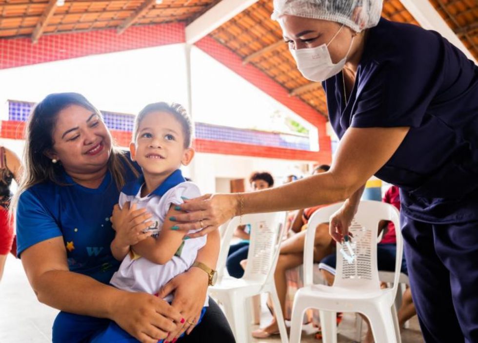 Viejas enfermedades acechan por la falta de vacunación a niños