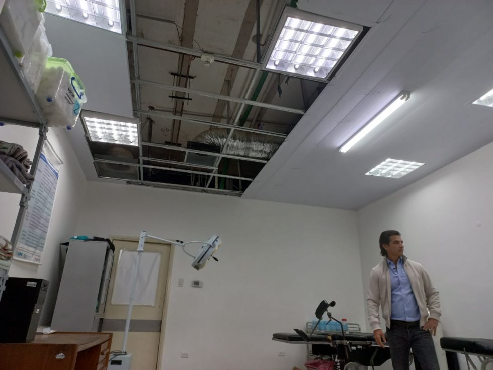 Cae techo en sala de parto del hospital Los Pocitos