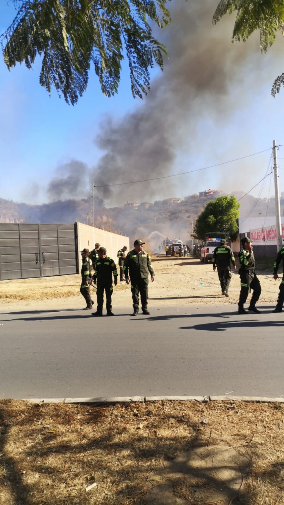 Incendio despliega a bomberos y vecinos cerca de la UPDS en Tarija