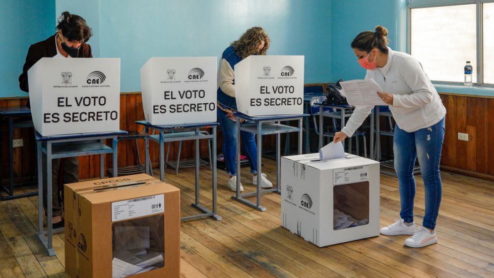 Ecuatorianos buscan a su nuevo presidente en elecciones extraordinarias