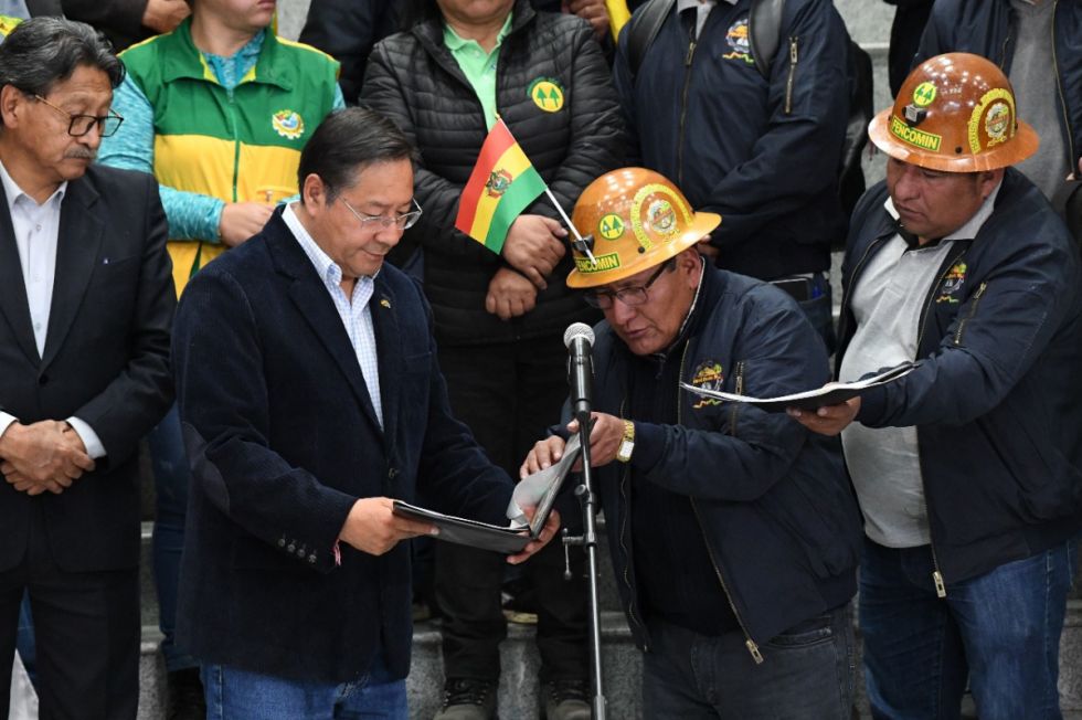 Arce recibe pliego de cooperativas mineras