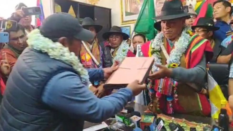 Eber Rojas entrega las llaves y la sede de la Csutcb al dirigente “arcista” Lucio Quispe