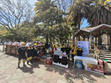 Lotería Nacional entrega ayuda a bomberos voluntarios de Tarija y a ciudadano en situación de vulnerabilidad