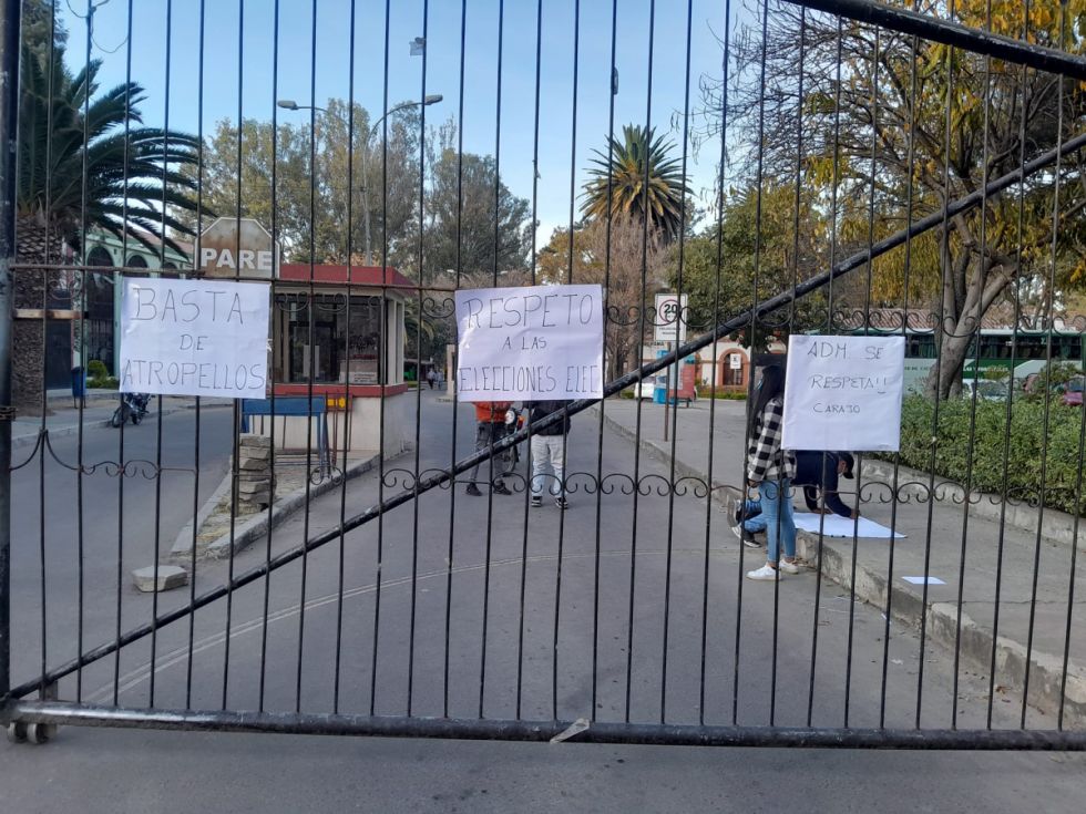 Estudiantes cierran el campus de la UAJMS para exigir "elecciones justas"