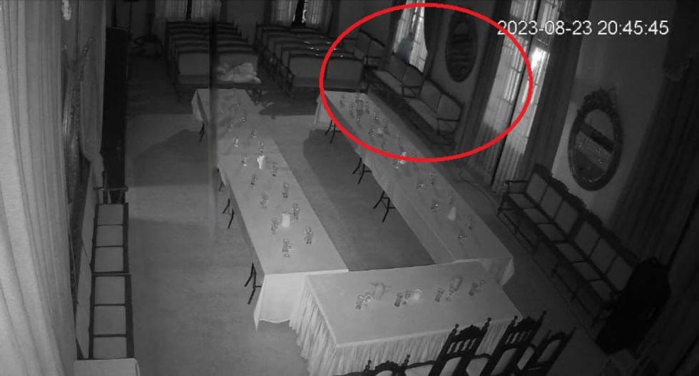 Extraña figura asomándose en el Palacio Consistorial de Tarija despierta intriga