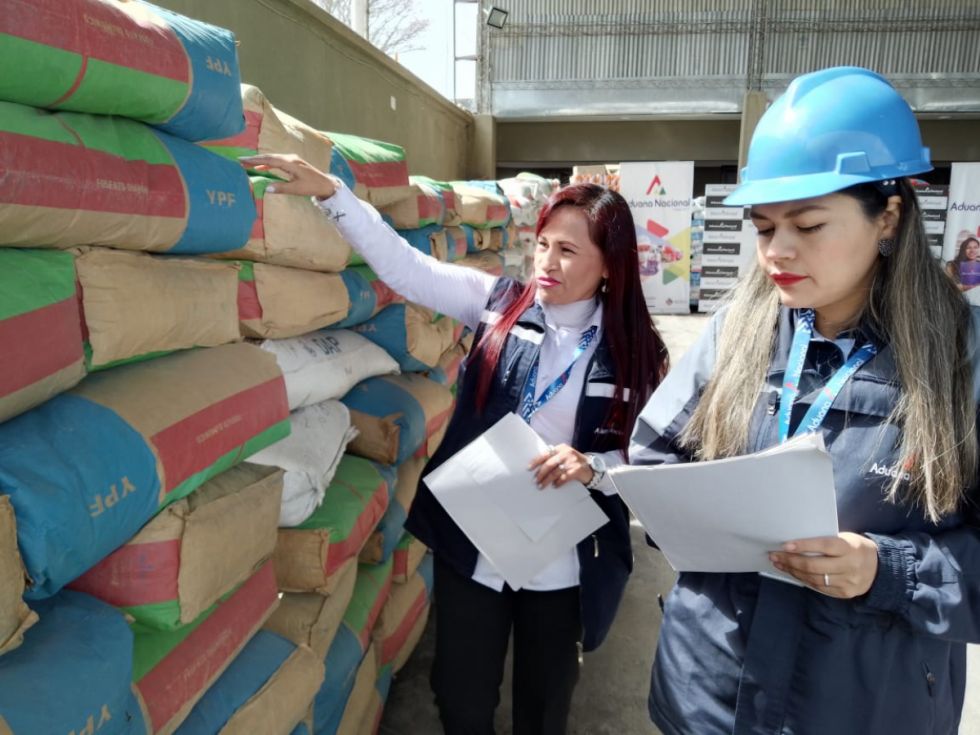 Incautan 12 toneladas de agroquímicos de contrabando "camufladas" en Tarija