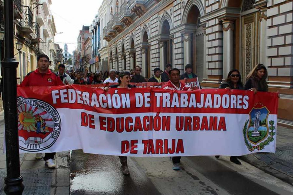 Magisterio disconforme con el Gobierno, urbanos protestan