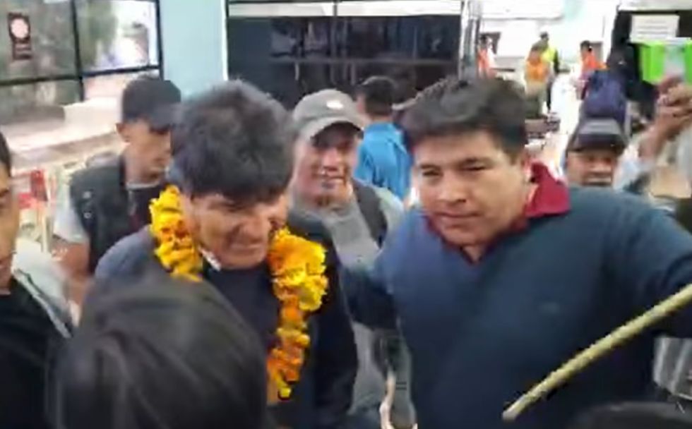 El grupo de Carlos Acosta recibe a Evo en su llegada a Tarija (Video)