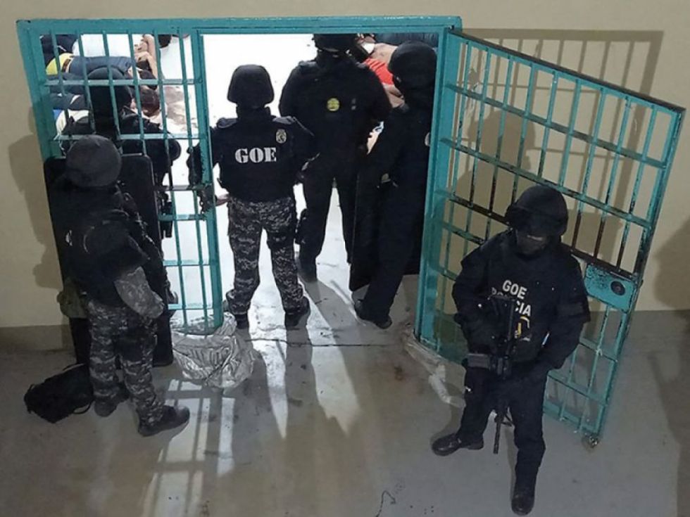 Liberan policías retenidos en cárceles de Ecuador