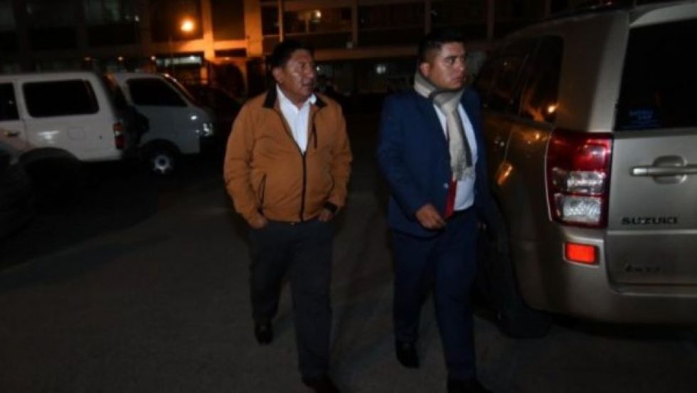 Aprehenden a hombre de confianza del gobernador de Potosí que tramitó la compra de 41 ambulancias