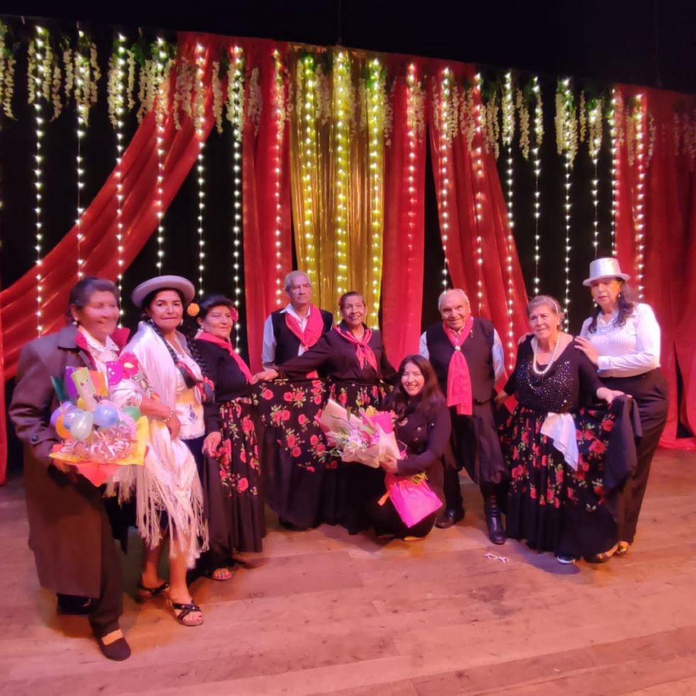 Parte del elenco junto a la profesora Cira Andrea Urbina