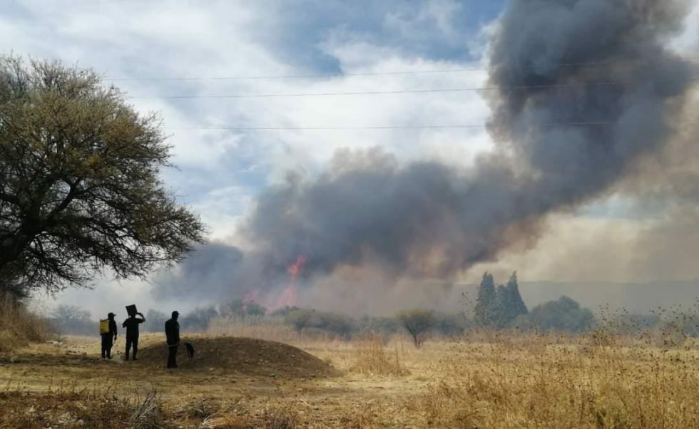 Bomberos controlan el incendio en Monte Méndez