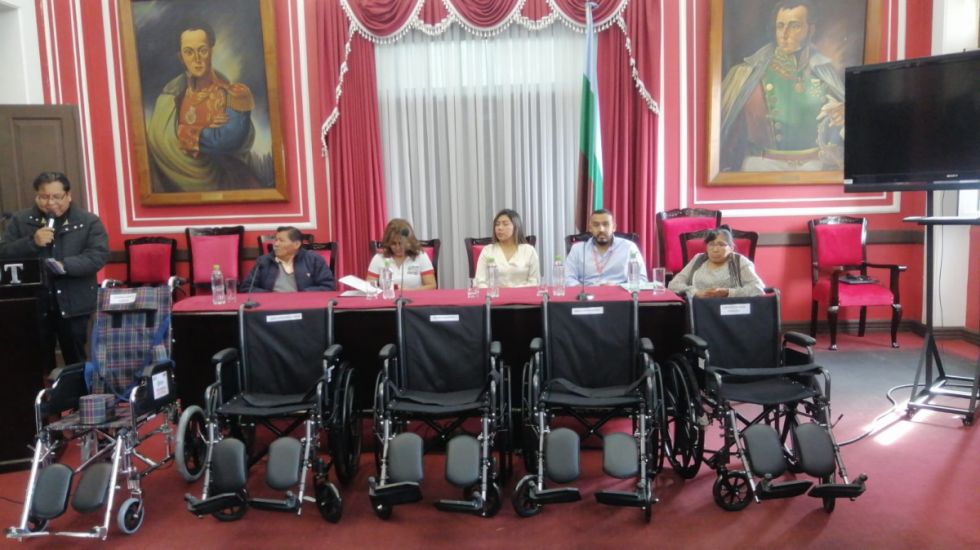 Entregan sillas de ruedas, marcapasos y audífonos a personas de escasos recursos de Tarija