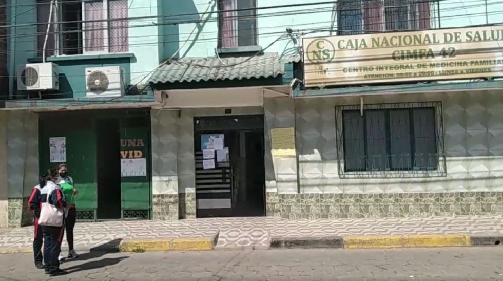Denuncian al exdirector de la CNS Yacuiba por cobro doble y compras con sobreprecio
