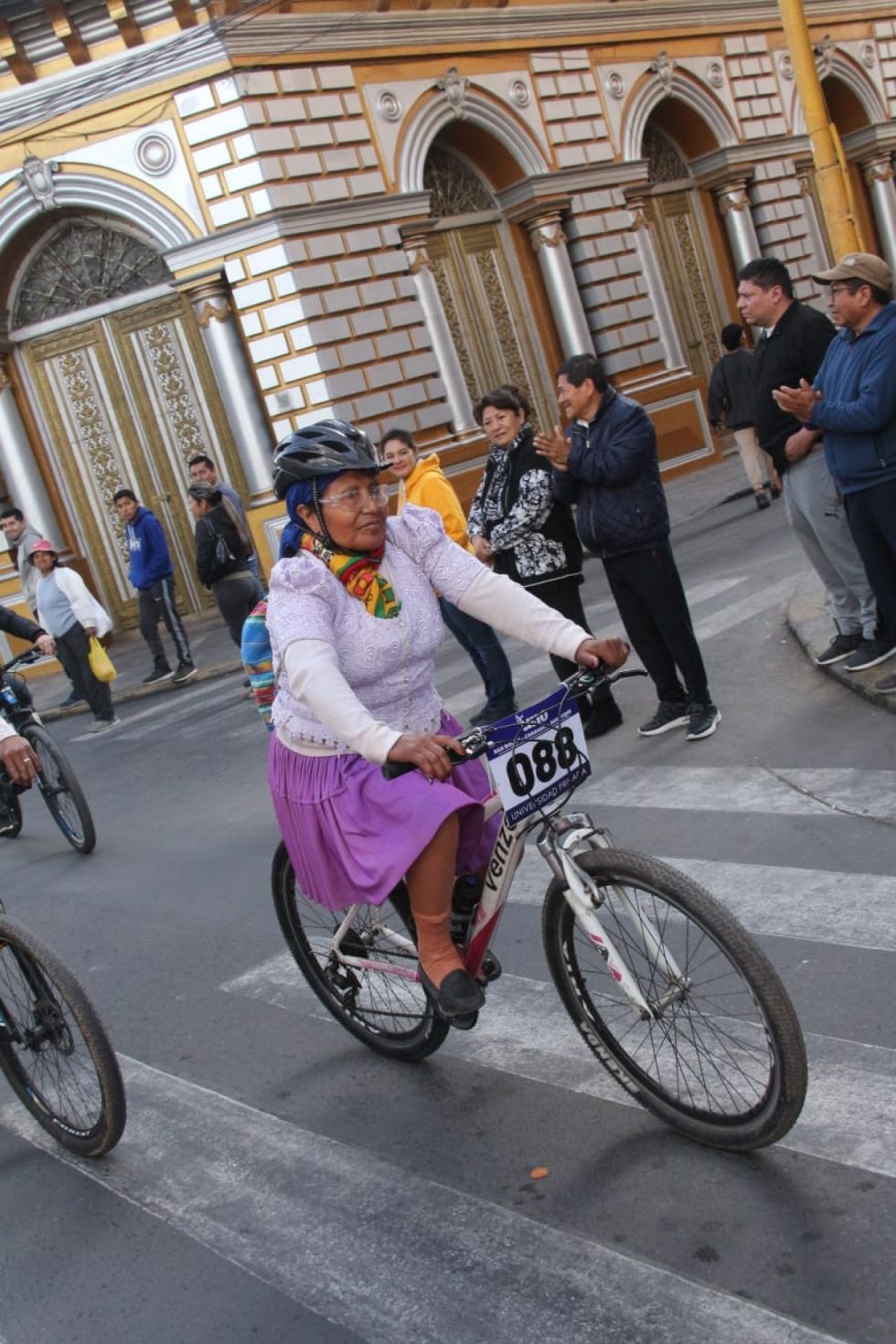 Doña Victoria Canaza, un ejemplo de valentía y pasión por el deporte