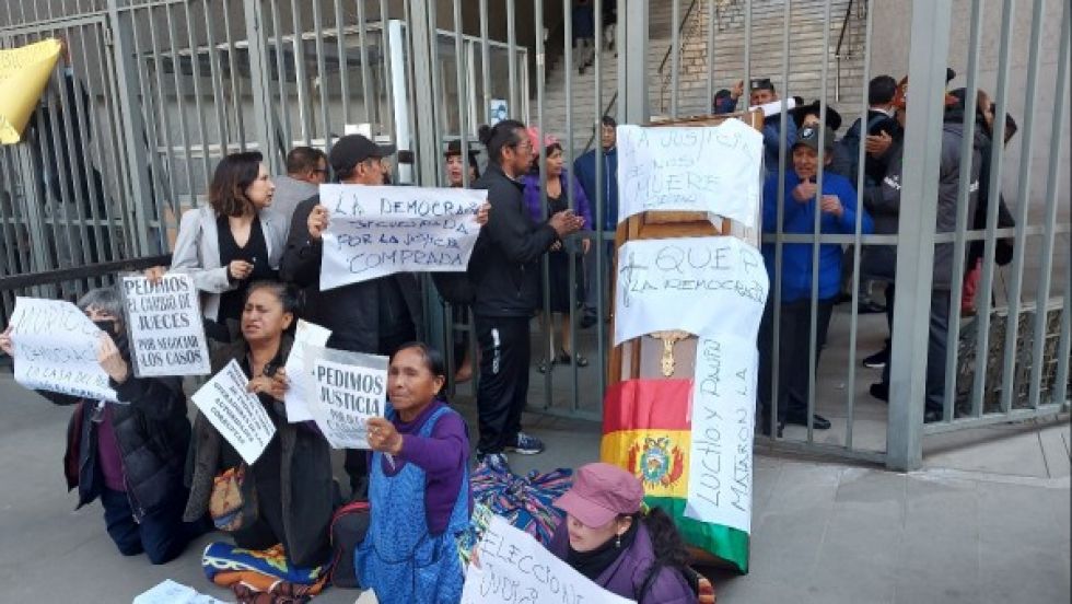 Huelguistas "evistas" piden cerrar el Legislativo