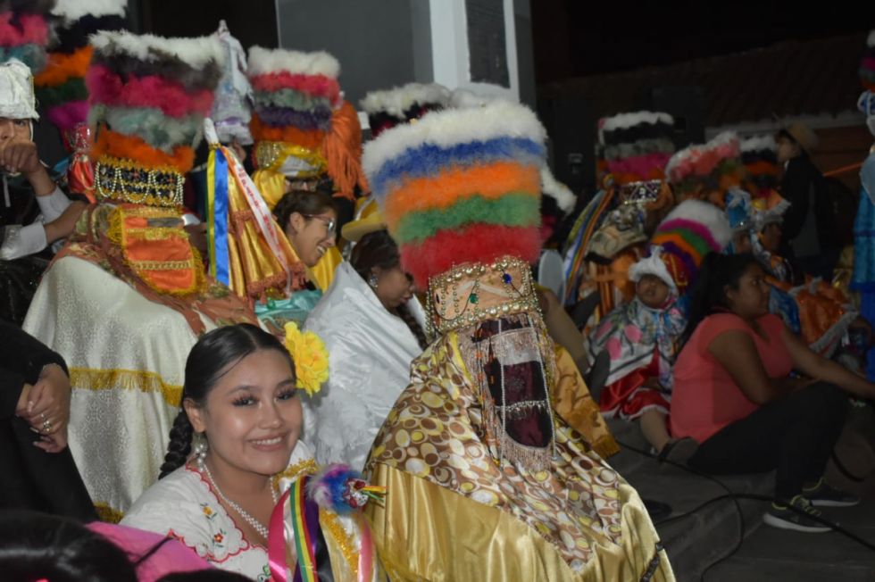 Una moza chapaca junto a chunchos promesantes