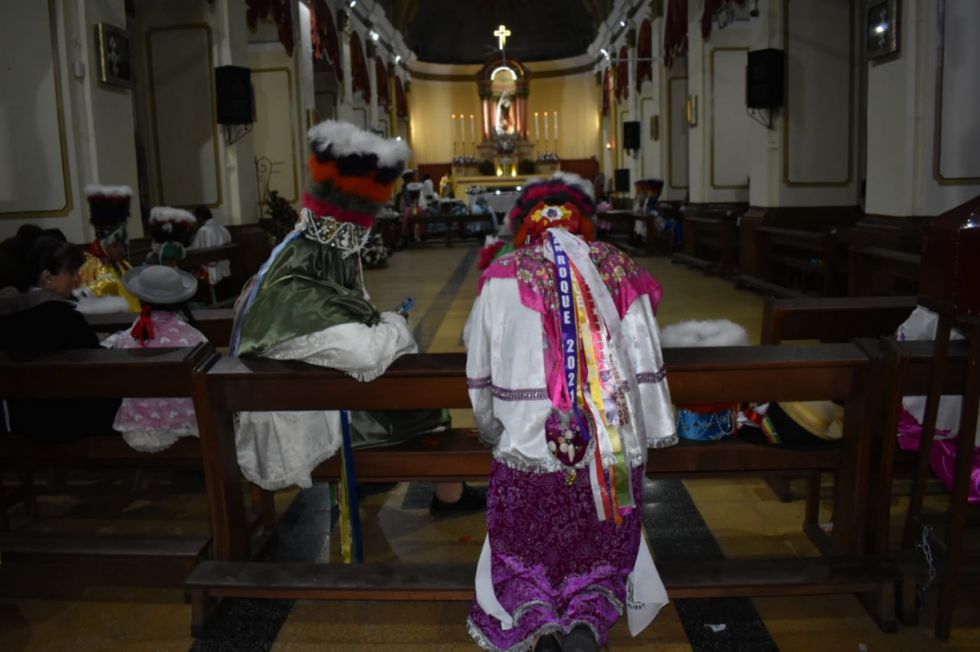 Chunchos promesantes rezan en la iglesia 