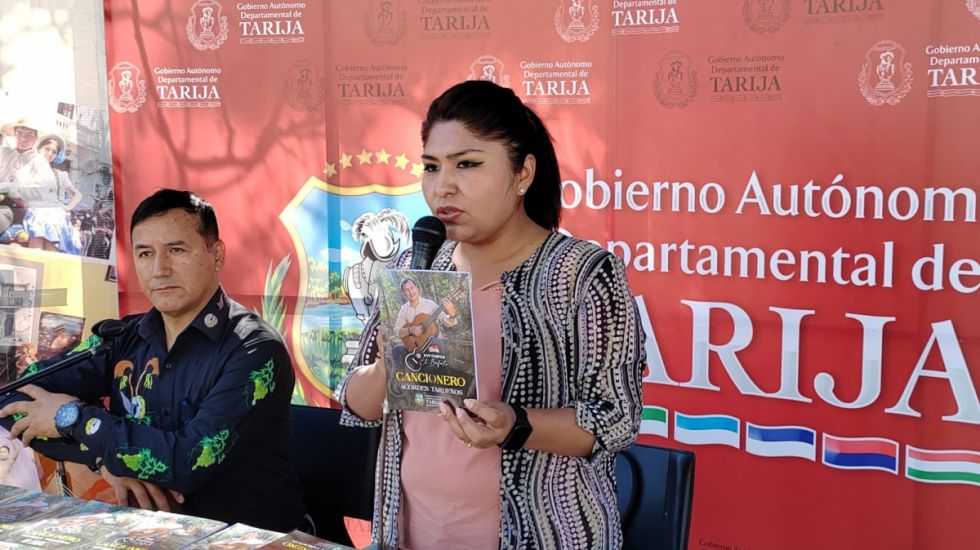Gobernación apoyó la realización del cancionero “Acordes Tarijeños” del cantautor Evi Farfán