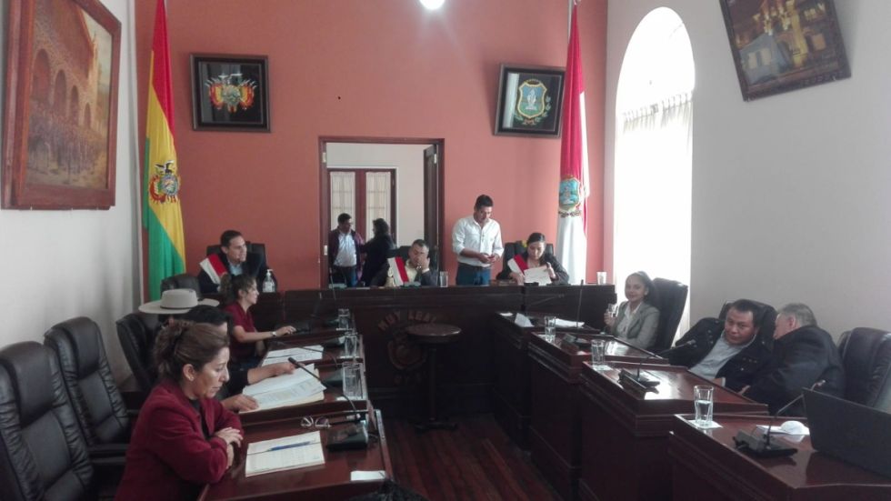 Trabajadores del Municipio piden reducir sueldos a concejales de Tarija
