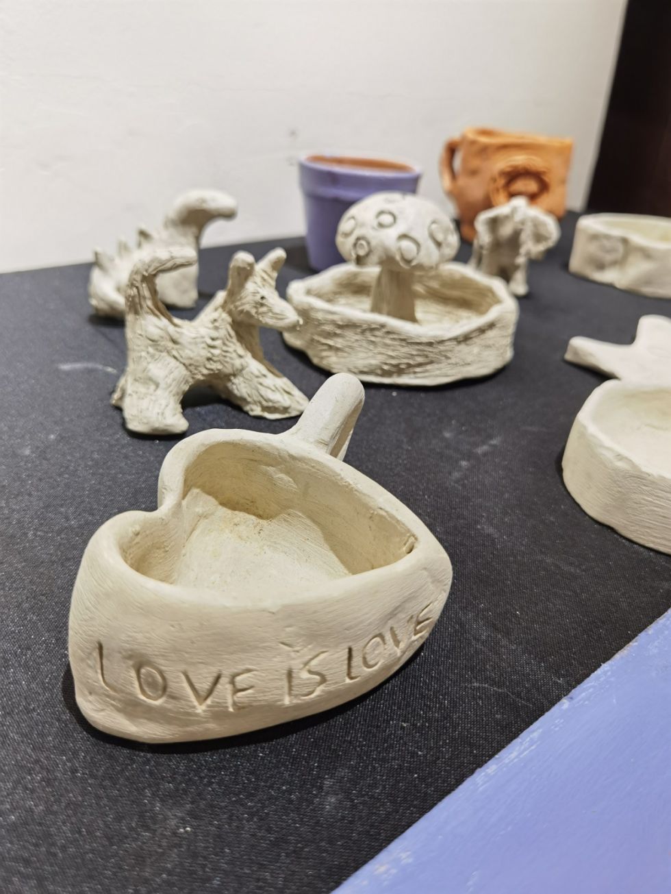 Pequeñas esculturas de los asistentes al taller de Carolina Lema en BioCultural.