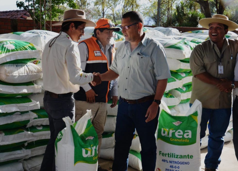 Gobernación brindó ayuda con urea, geotanques flexibles y tinacos para Entre Ríos y Cercado afectados por sequía