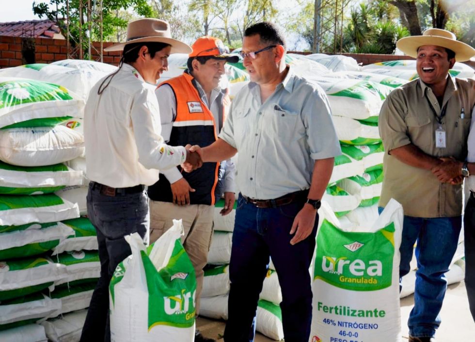  La Gobernación de Tarija y Defensa Civil reparten 2.684 bolsas de urea 