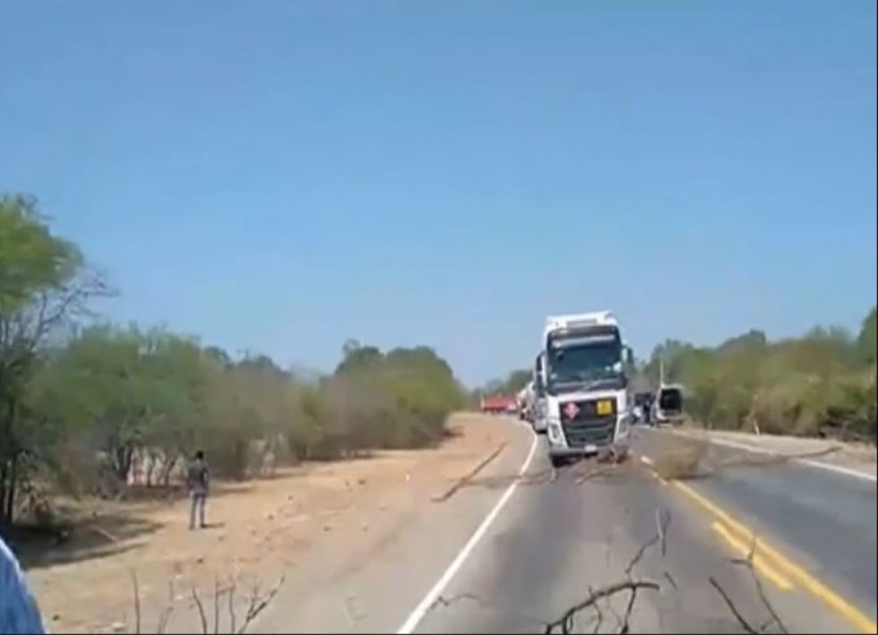 Weenhayeks bloquean la ruta 9 para demandar mayor control aduanero