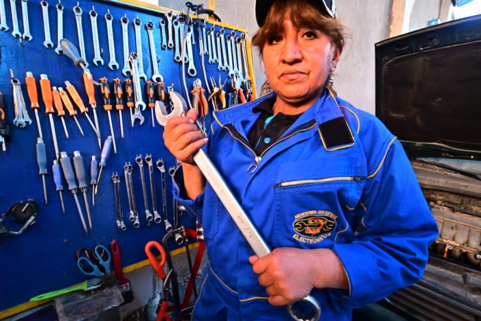 Mujeres bolivianas lidian con la grasa para ser valoradas como mecánicas