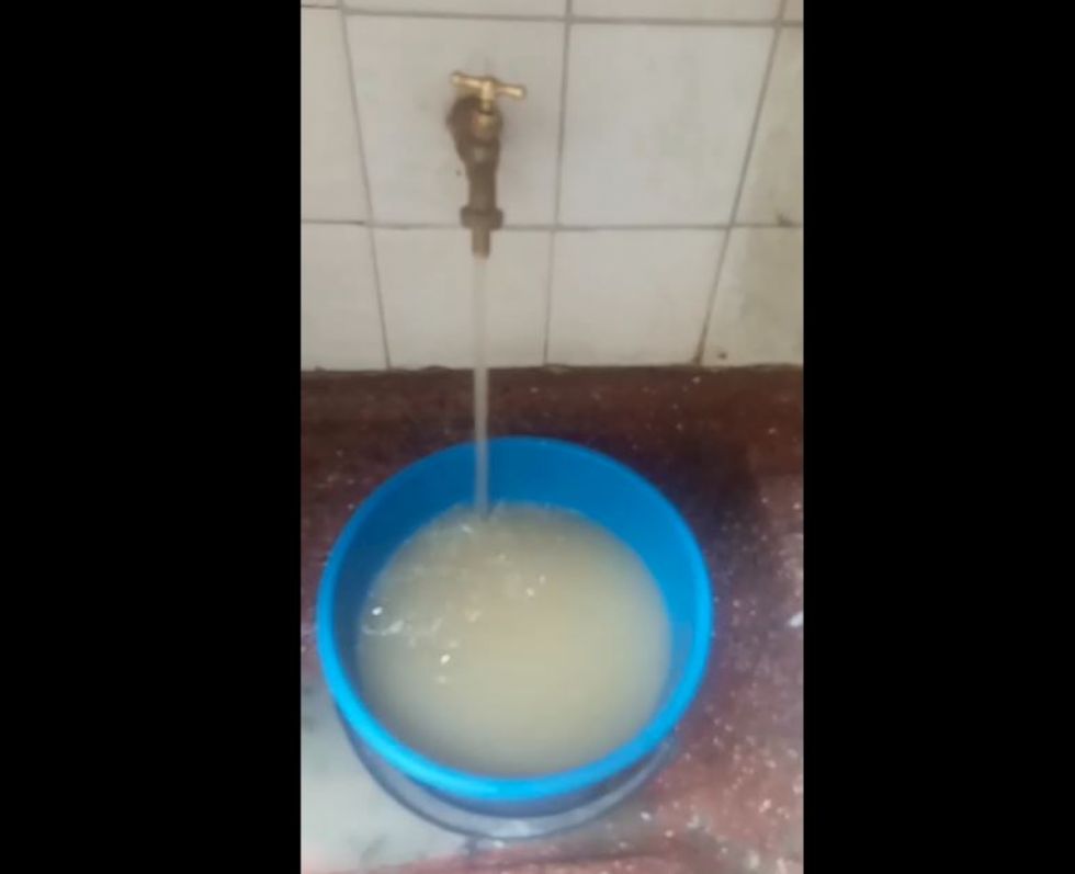 (Video) Denuncian a Cosaalt por suministro de "agua turbia" en el centro de Tarija 