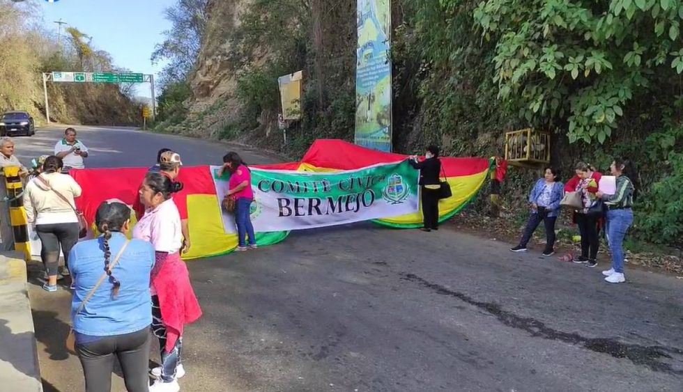 Instalan bloqueo de dos horas en Bermejo por falta de personal de salud
