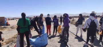 Banco Ecofuturo limpia y embellece el  turístico Cementerio de Trenes en Uyuni