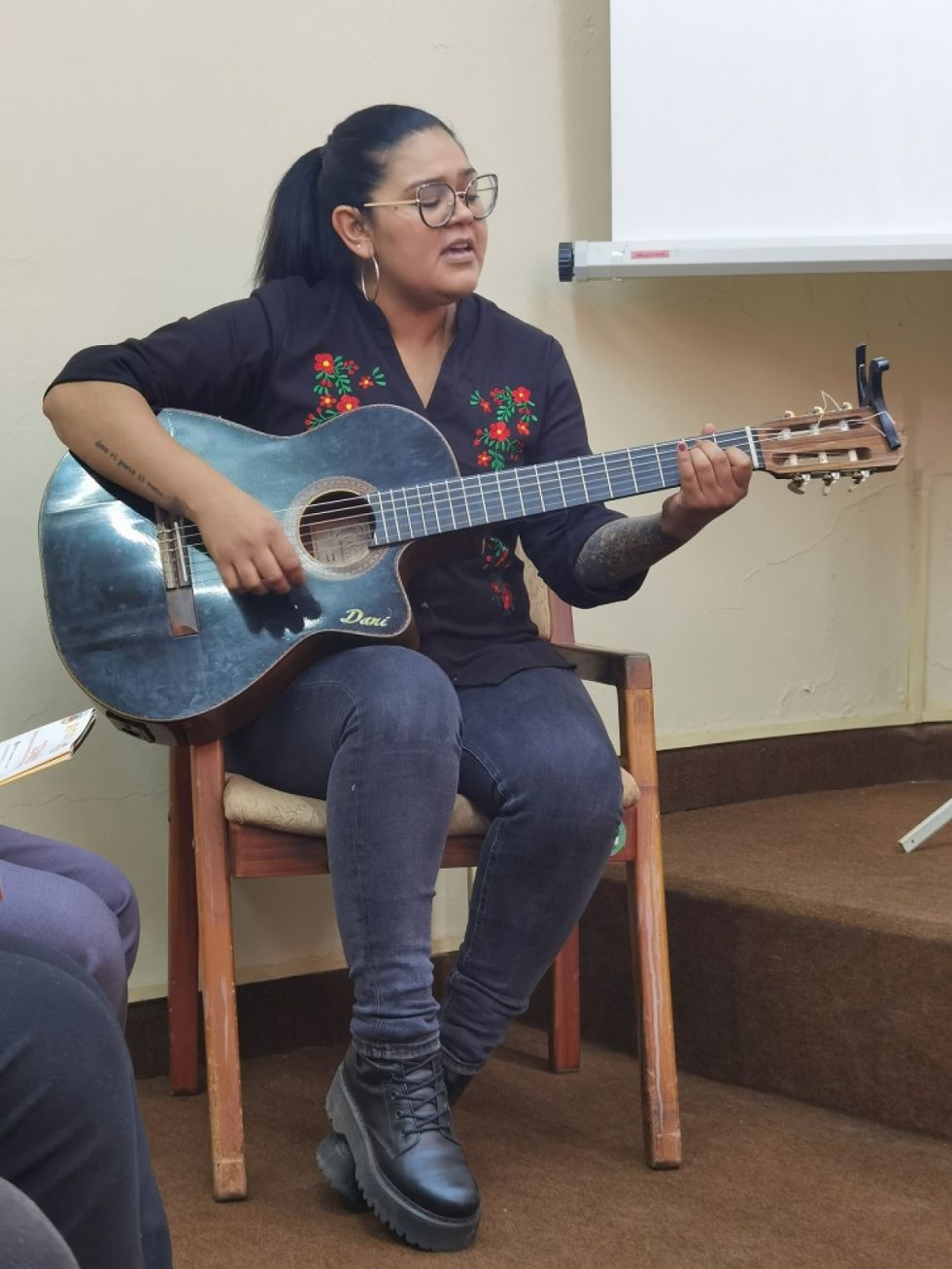 Daniela Segovia interpreta canciones tarijeñas. 