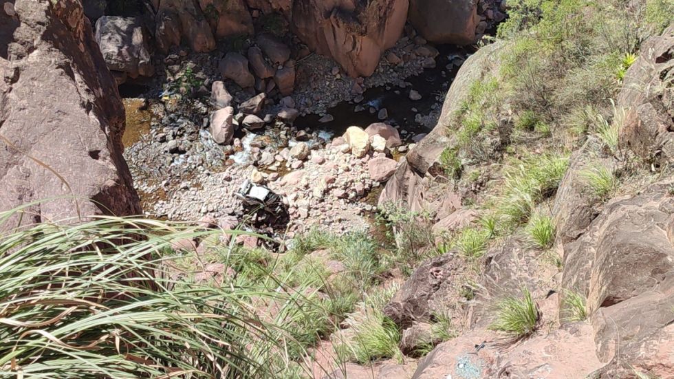 Vehículo siniestrado cayó al lecho del río