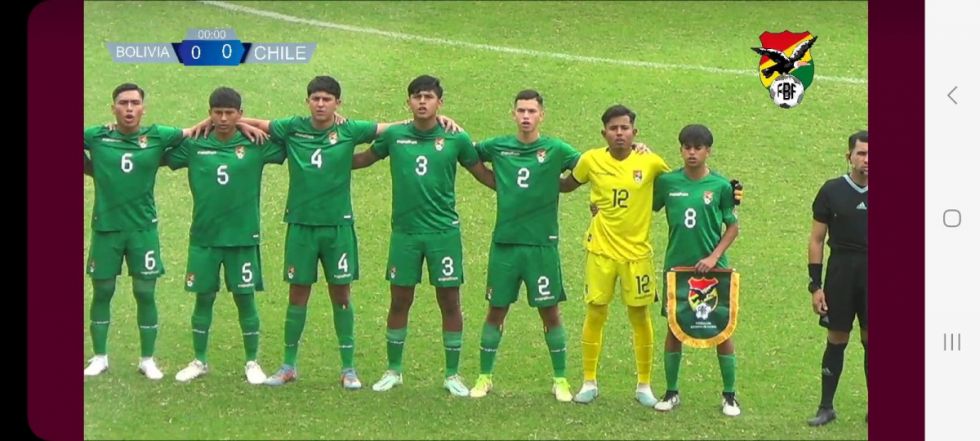 Tarijeño porta cintillo de Bolivia Sub-15 frente a Chile