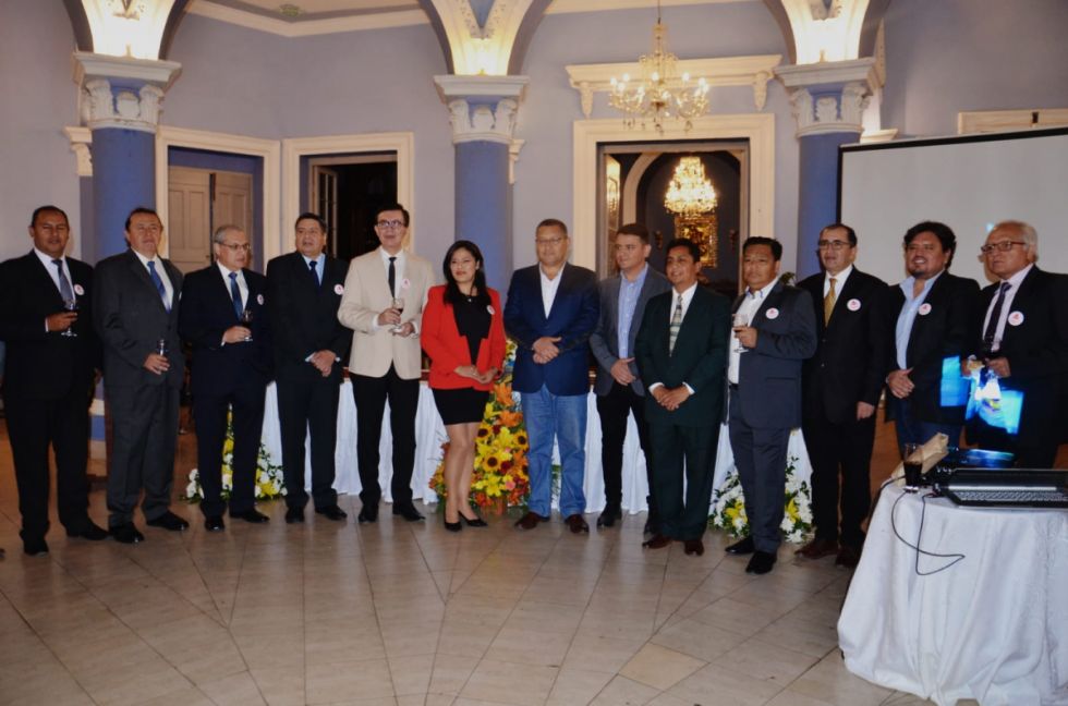 El Gobernador asistió al acto de posesión del nuevo directorio de ASOMEDIOS Tarija