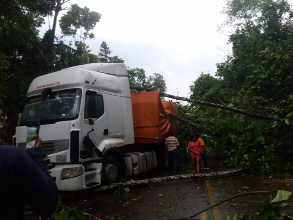 Lluvia y vientos huracanados afectan la ruta de Santa Cruz a Cochabamba (Video)