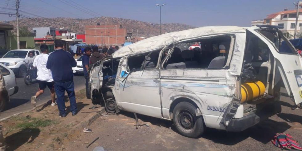 Minibús vuelca en Cochabamba, llevaba una delegación de estudiantes  (Video)