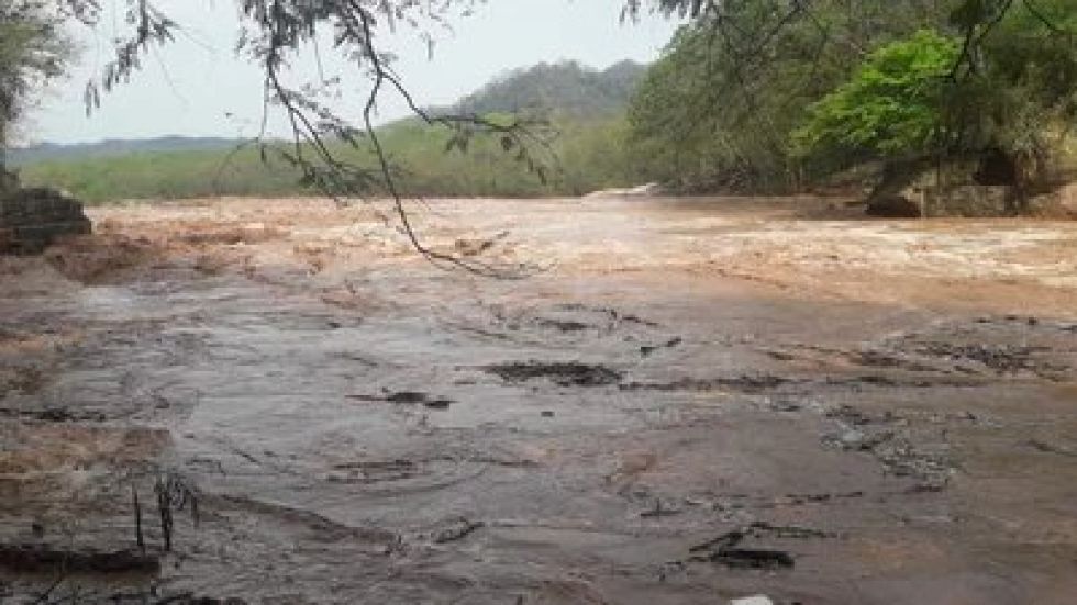 Rescatan a unas 10 personas atrapadas por crecida de río