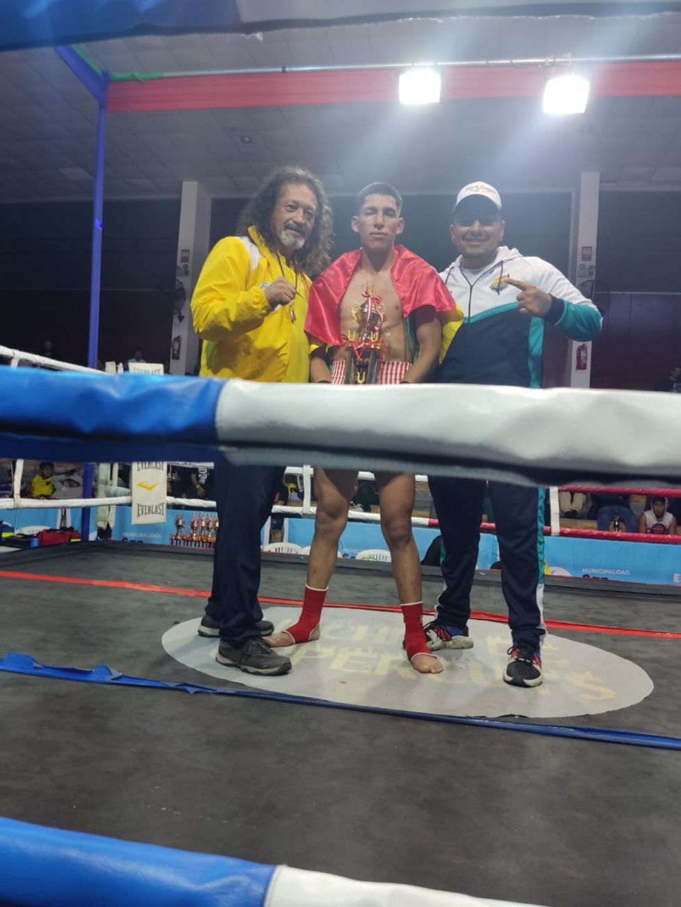 El competidor junto a su entrenador 