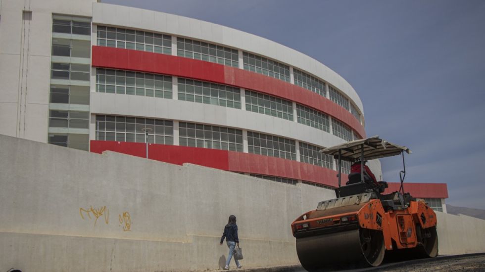 Alcaldía de Tarija asfalta ingreso al Hospital Materno Infantil 