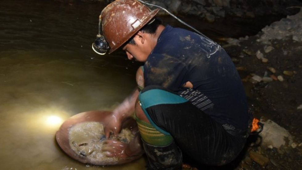 Rescatan mineros que fueron sepultados en los Yungas