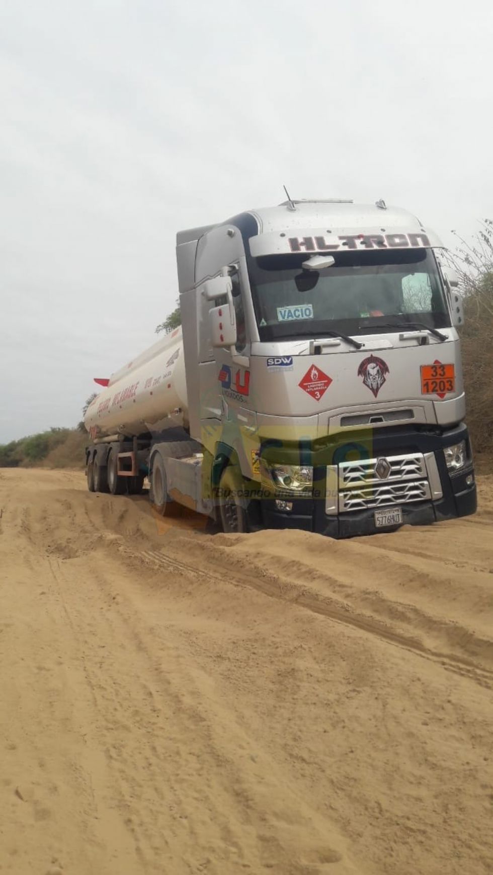 Camiones hundidos en la arena, la peripecia en la ruta que une Bolivia con Paraguay (VIDEO)