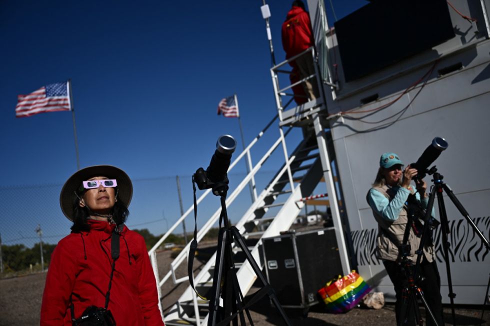 Personas observan el eclipse