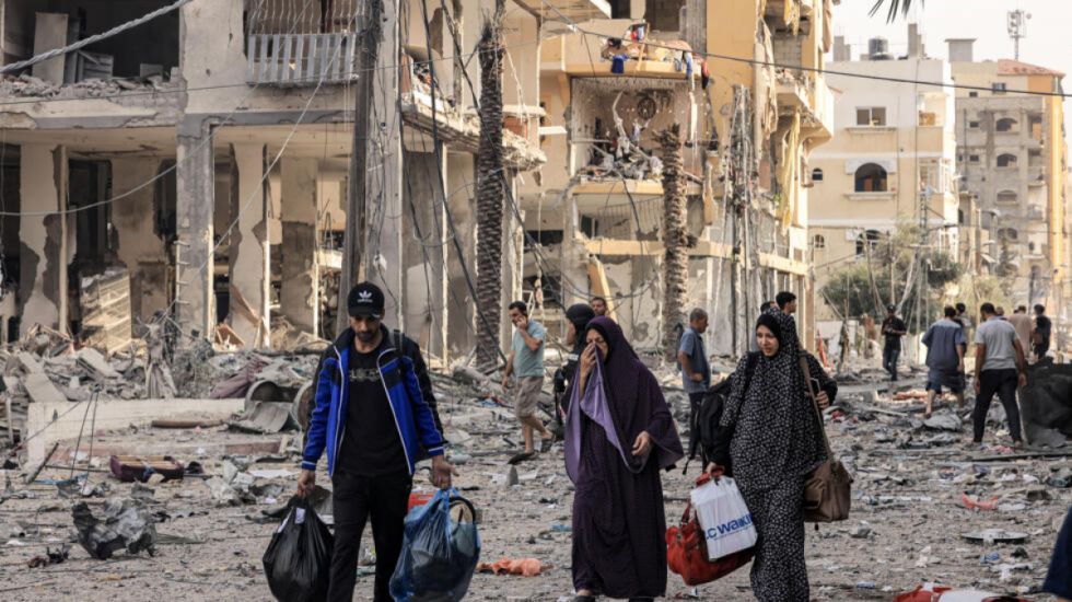 Habitantes de Gaza aceleran su huida tras el ultimátum israelí