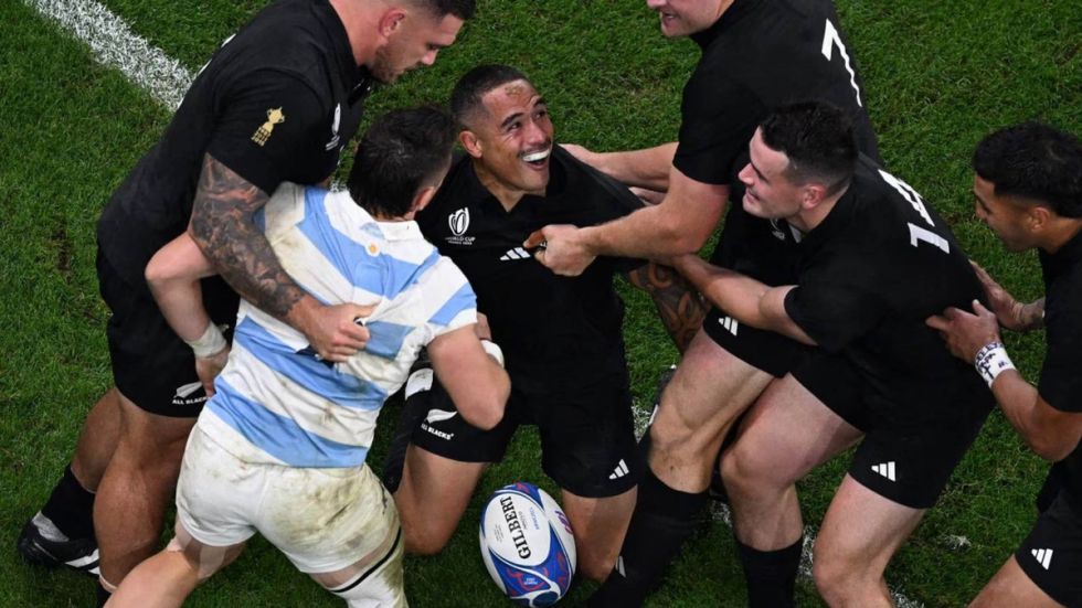 Rugby: Los All Blacks imponen su jerarquía sobre los Pumas y avanzan a la final